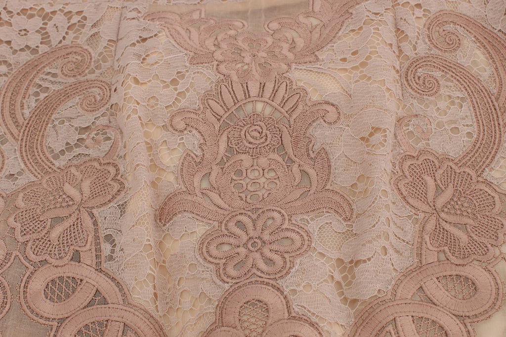 Pinkfarbenes Seidenkleid mit Spitzenstickerei