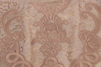 Pinkfarbenes Seidenkleid mit Spitzenstickerei