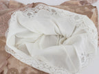 Pinkfarbenes Seidenkleid mit Spitzenstickerei
