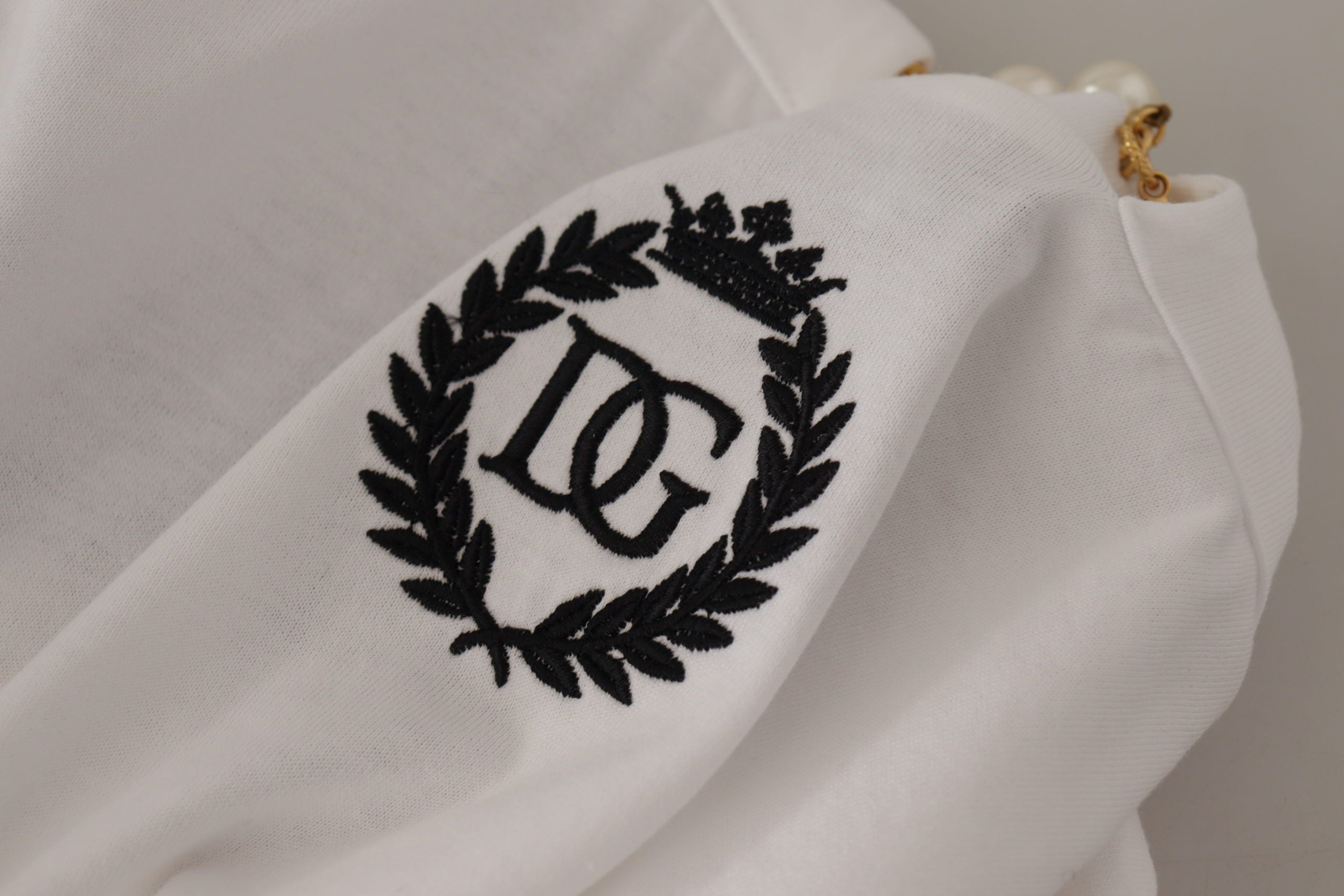 Weißes T-Shirt-Oberteil mit verziertem Ausschnitt