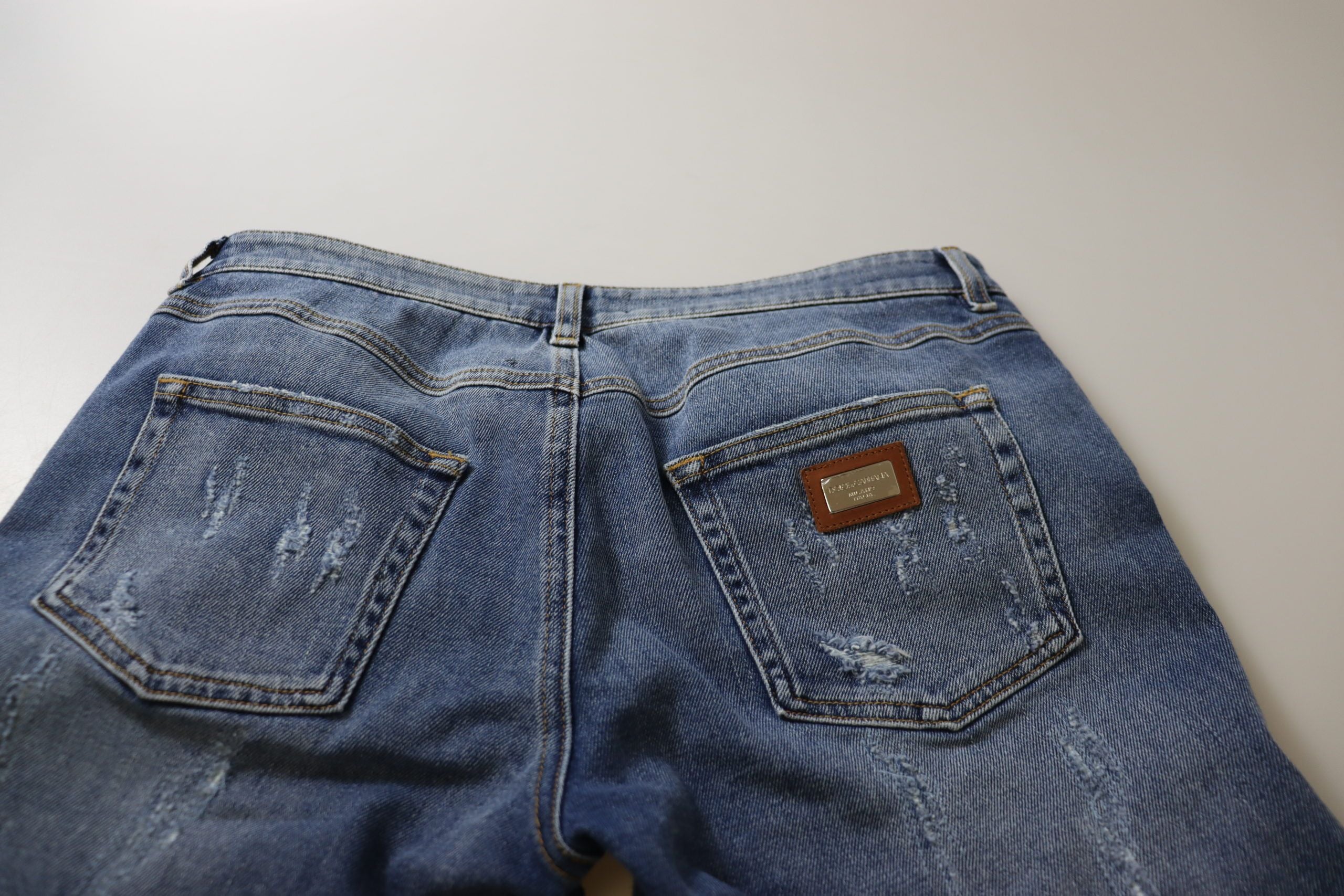Jeans in denim di cotone délavé blu a vita bassa e gamba aderente