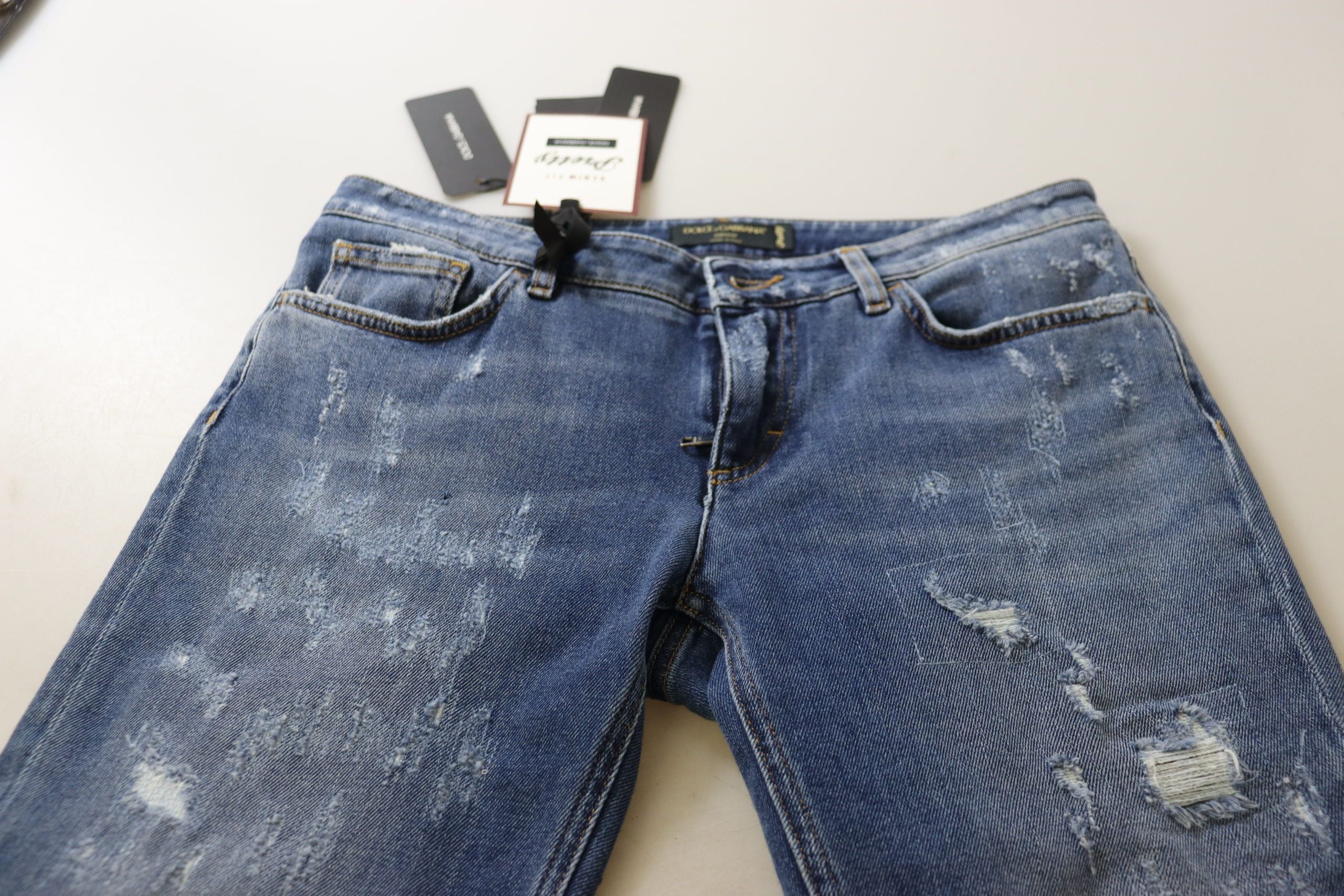 Jeans in denim di cotone délavé blu a vita bassa e gamba aderente