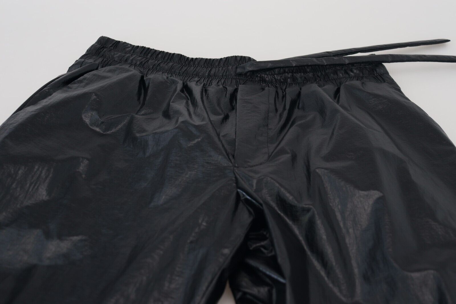 Schwarze, glänzende Nylonhose mit Kordelzug
