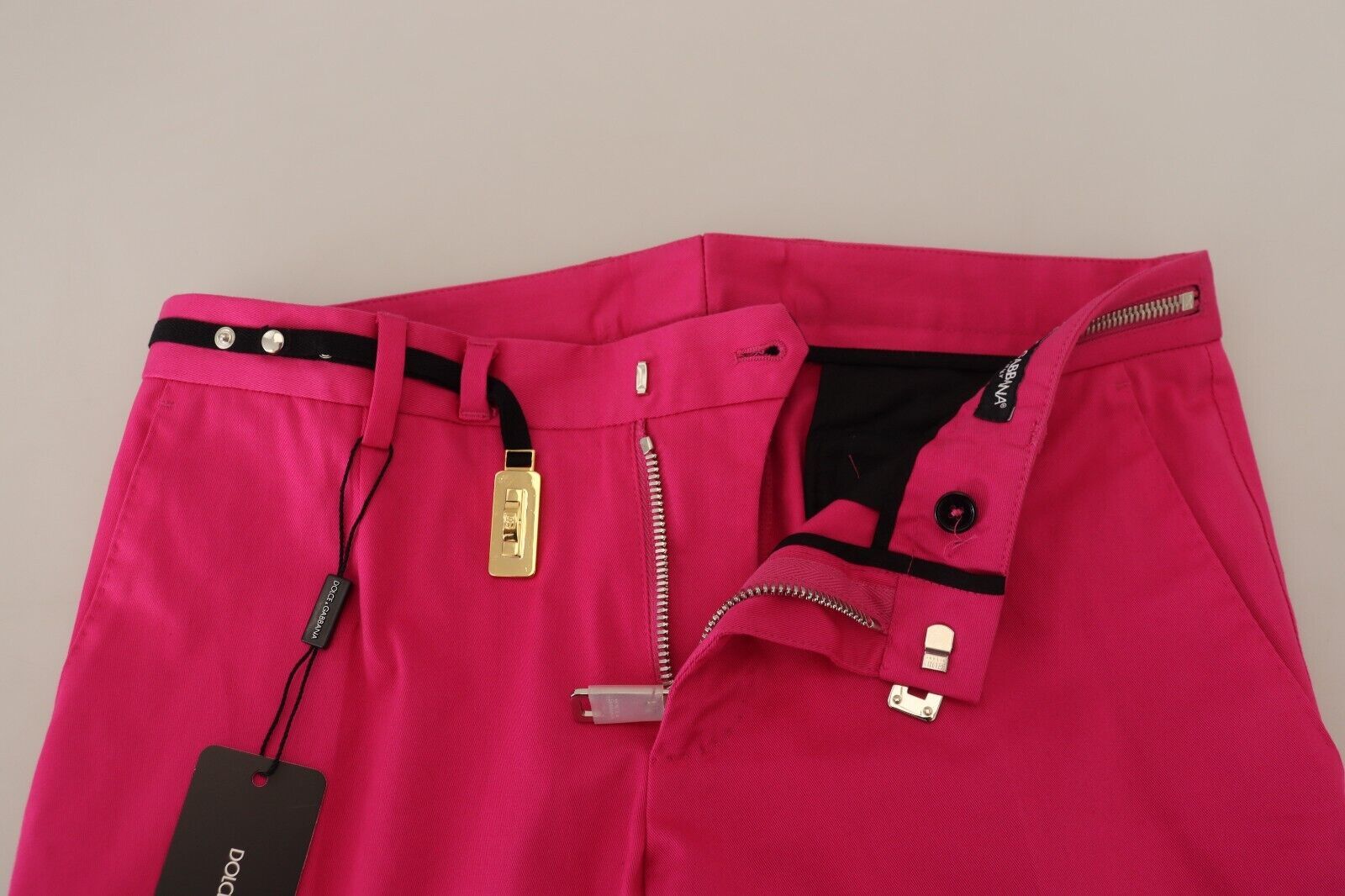 Rosa Hose mit Reißverschluss, Schnalle und hohem Bund