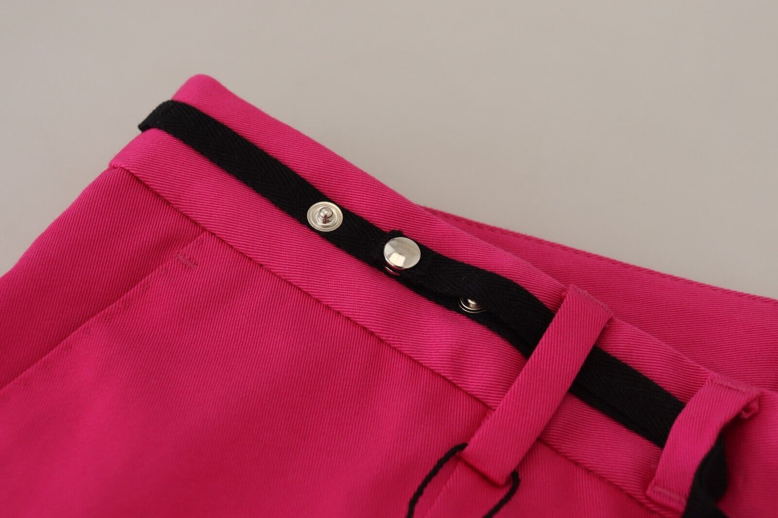 Rosa Hose mit Reißverschluss, Schnalle und hohem Bund