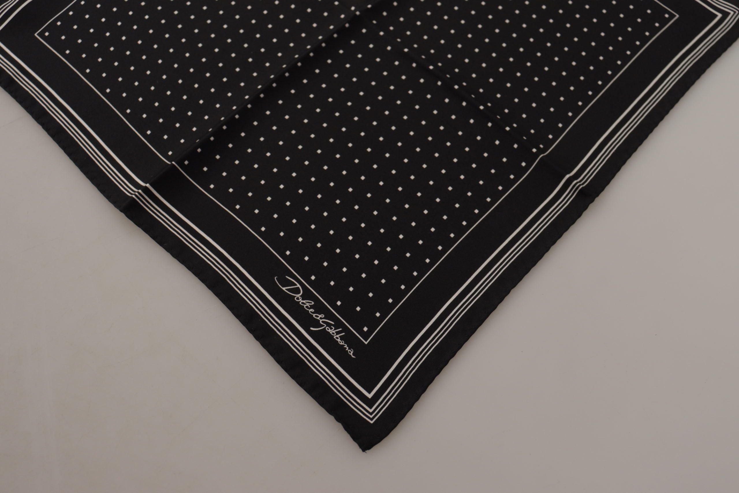 Quadratisches Taschentuch mit schwarzen Polka Dots und DG-Logo