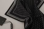 Quadratisches Taschentuch mit schwarzen Polka Dots und DG-Logo