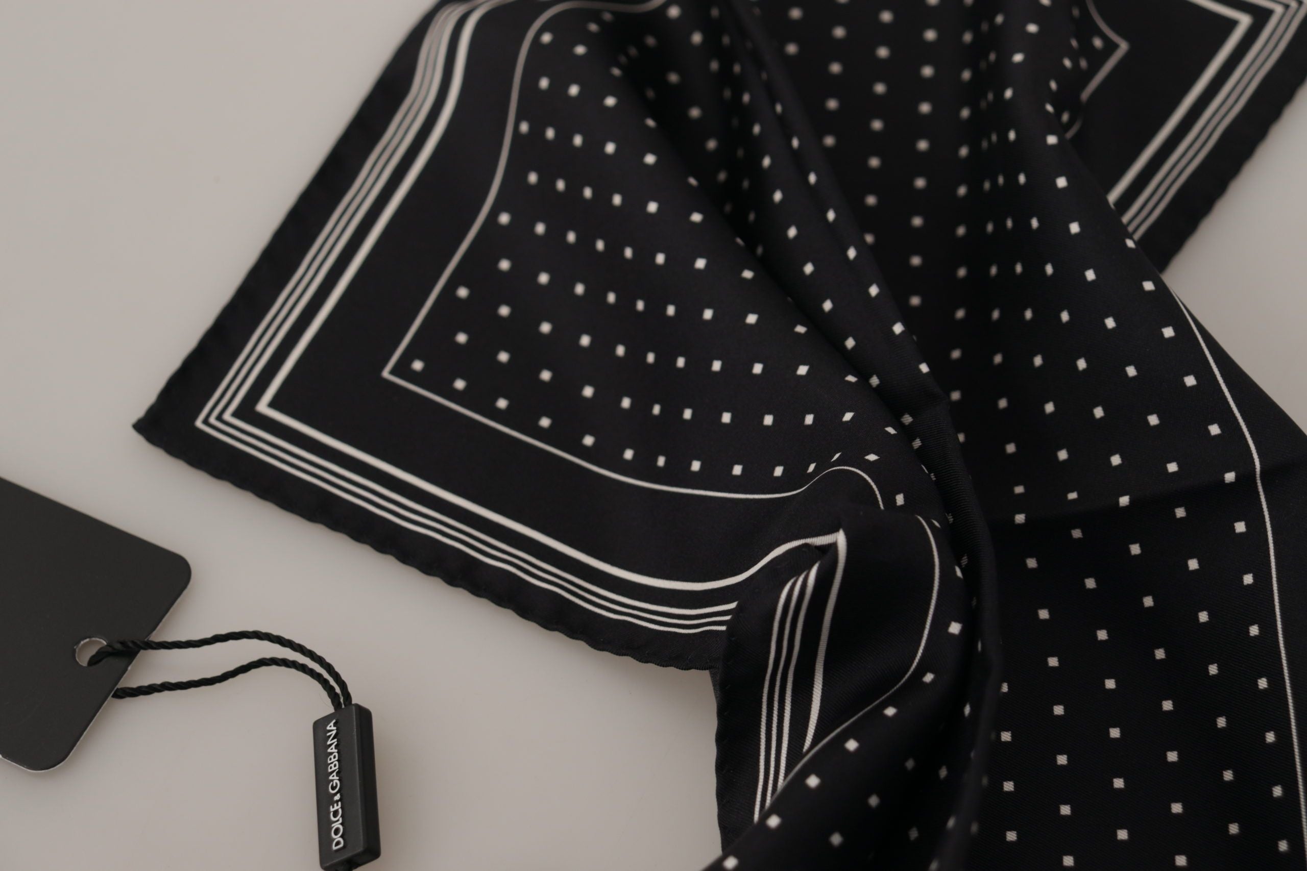 Quadratisches Taschentuch mit schwarzen Polka Dots und DG-Logo