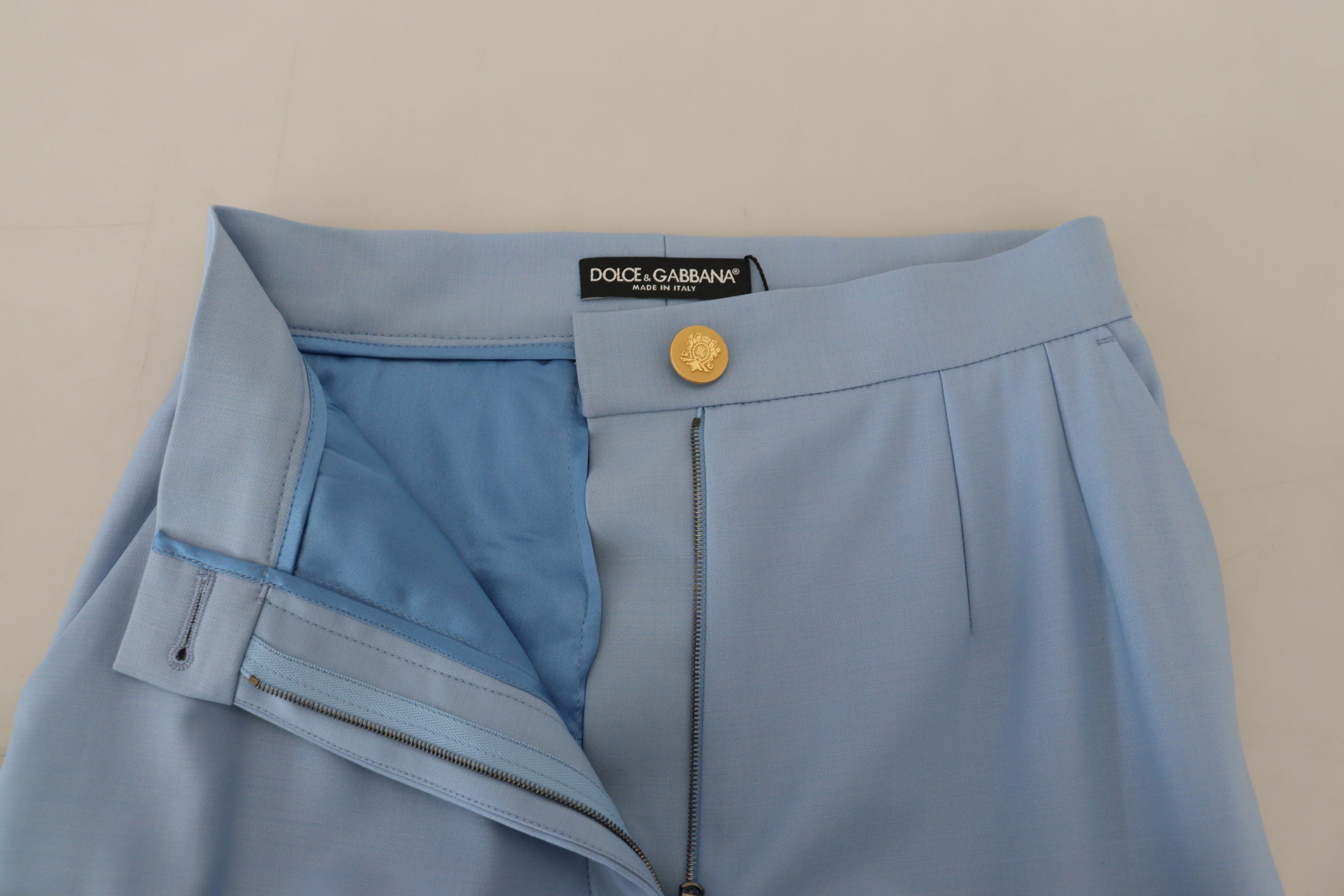 Hellblaue Hose mit weitem Bein