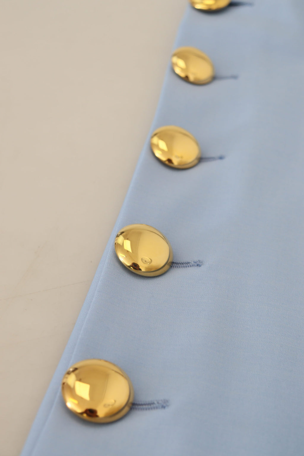 Hellblaue Hose mit weitem Bein