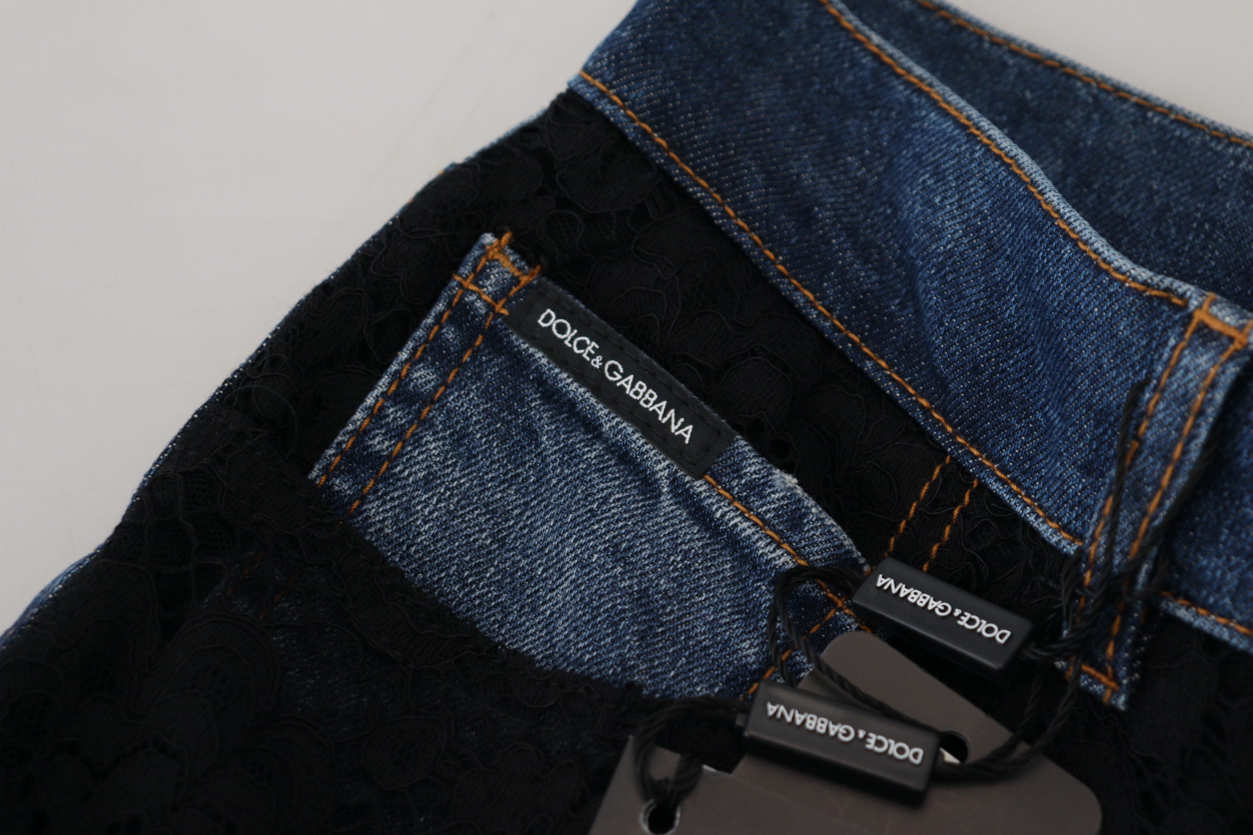 Schwarze Skinny-Jeans mit floraler Spitze vorne