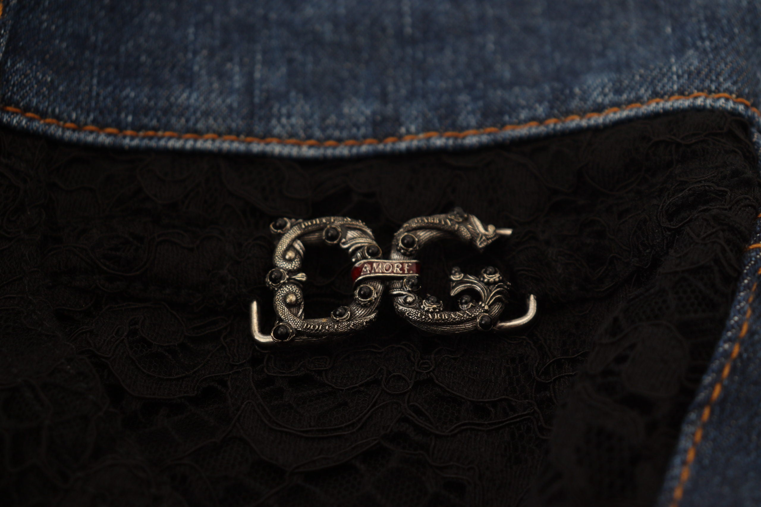 Schwarze Skinny-Jeans mit floraler Spitze vorne