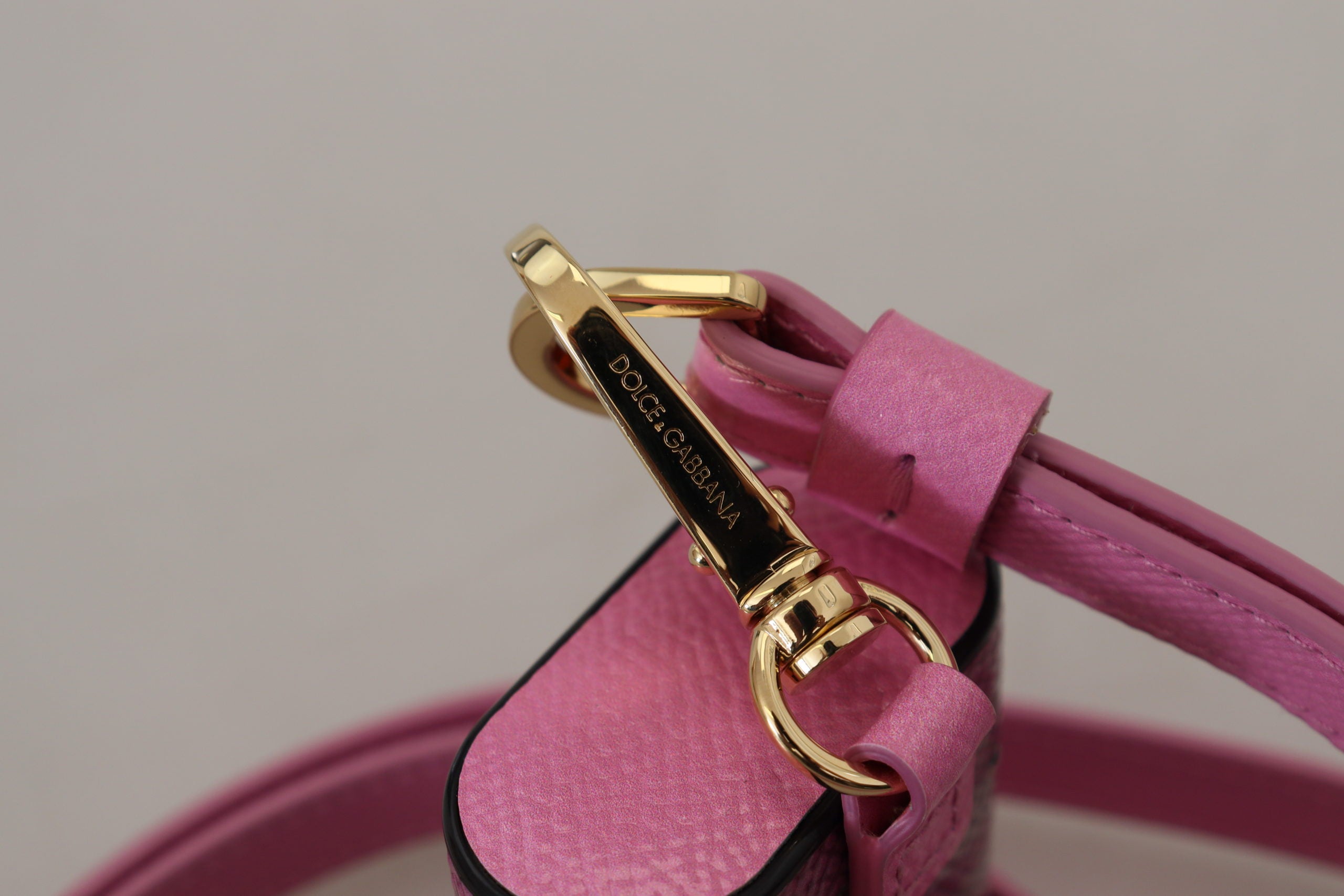 Pink Black Lederarmband Gold Metall Logo Airpods Case