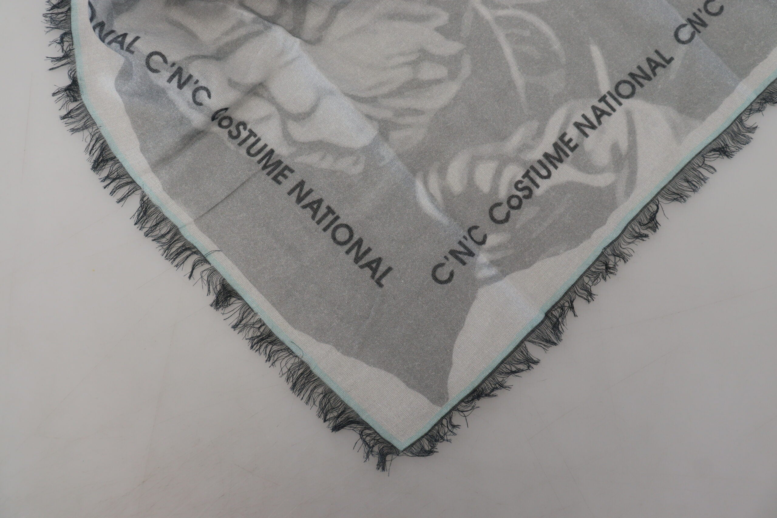 Grau bedruckter Schal Foulard Fransen Schal