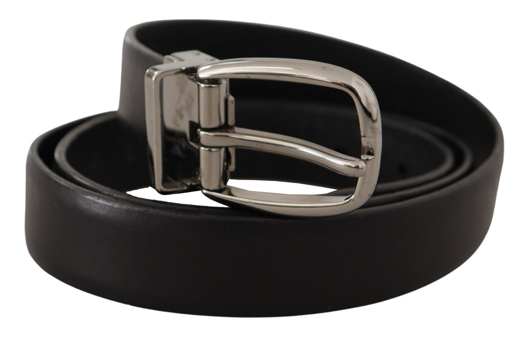 Gürtel aus schwarzem Leder mit Chromlogo und Metallschnalle