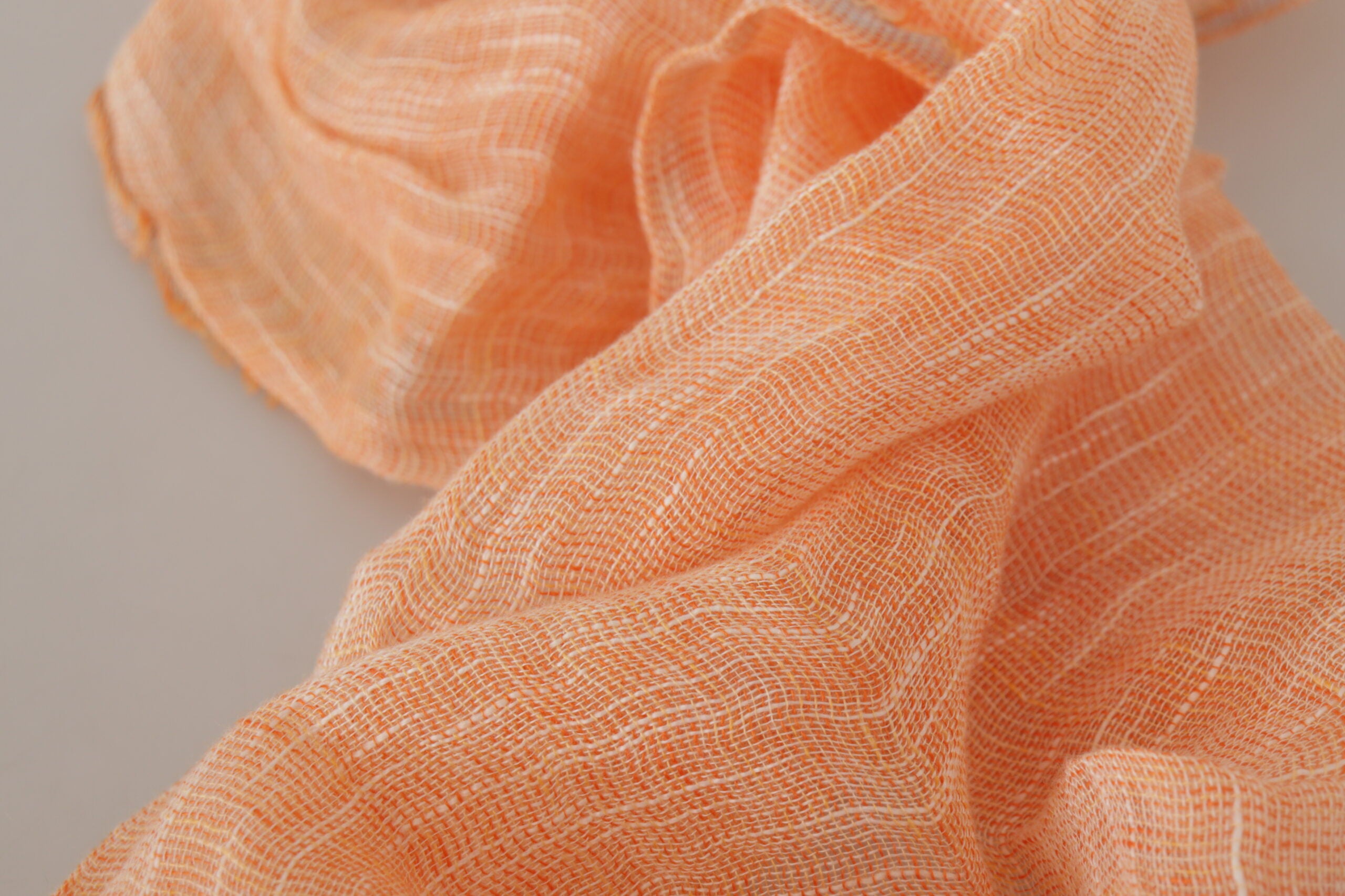 Sciarpa coprispalle in lino color pesca con frange
