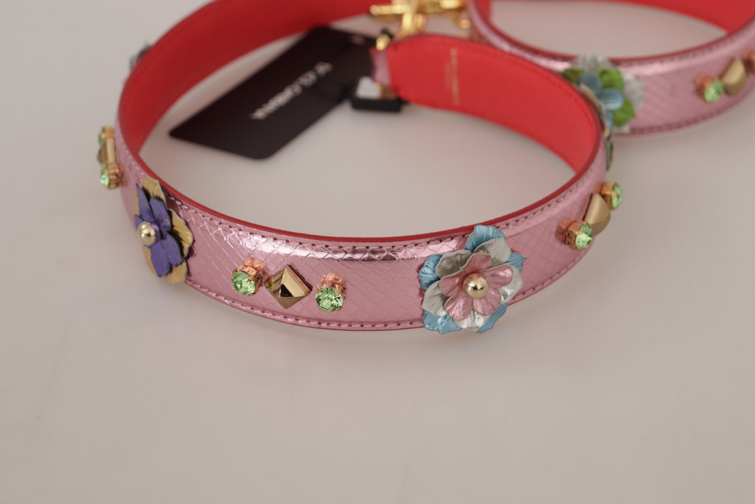 Schulterriemen aus metallic-pinkfarbenem Leder mit Nieten