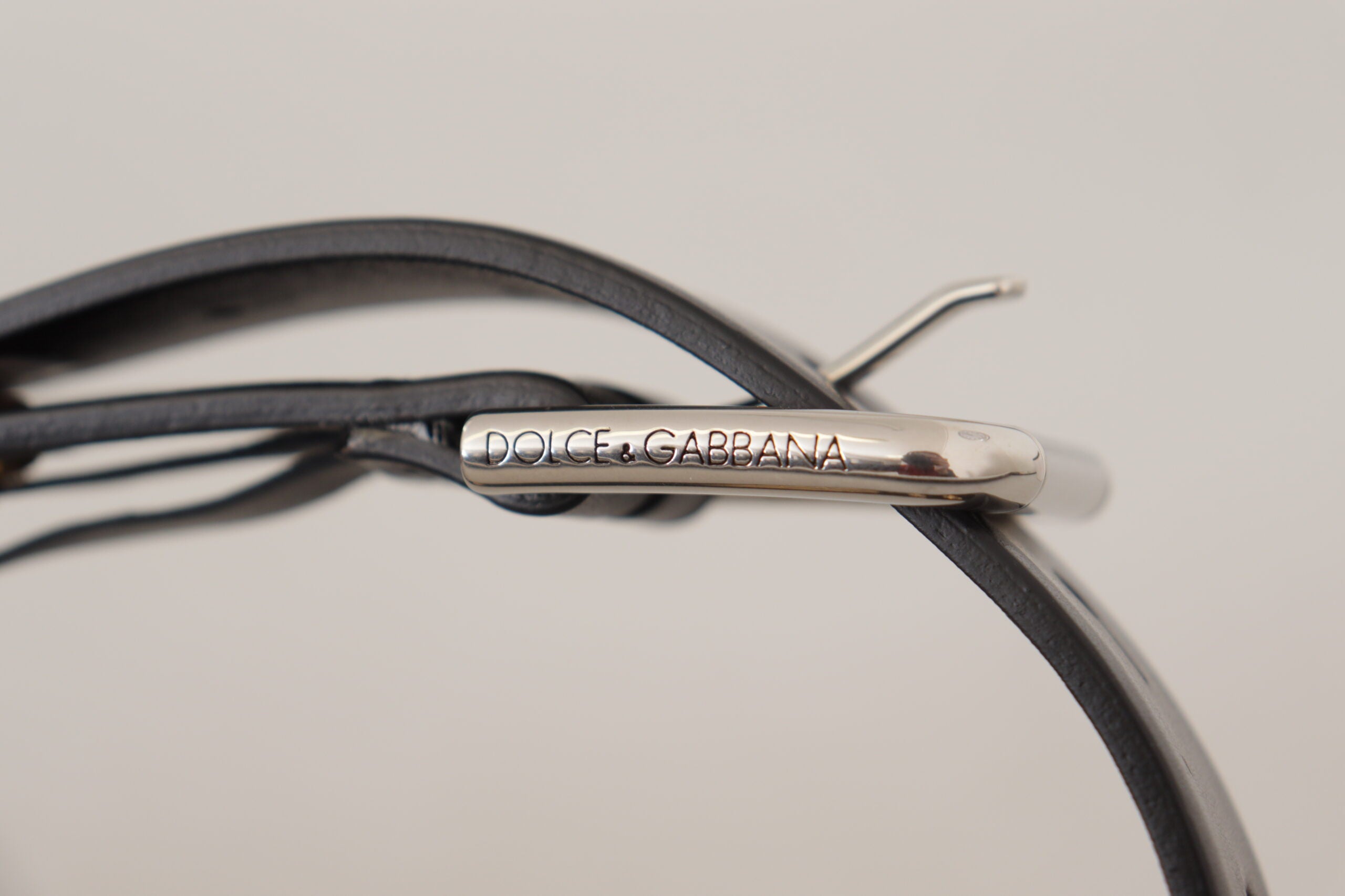 Schwarzer Ledergürtel mit Ösen und Metallschnalle in Silberoptik