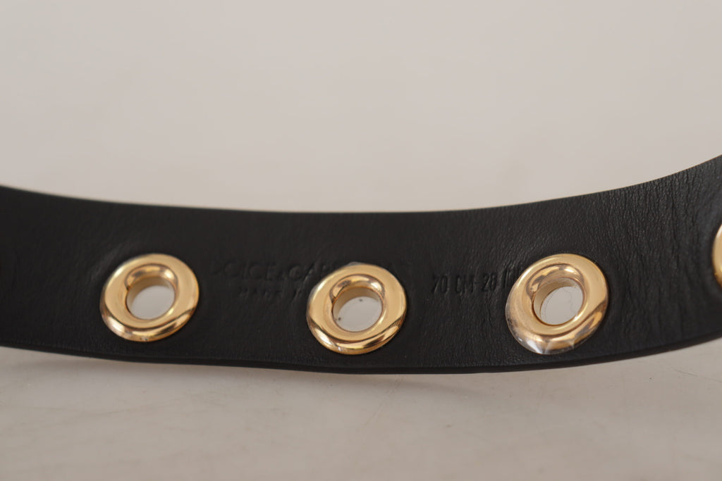 Schwarzer Ledergürtel mit Ösen und Metallschnalle in Silberoptik