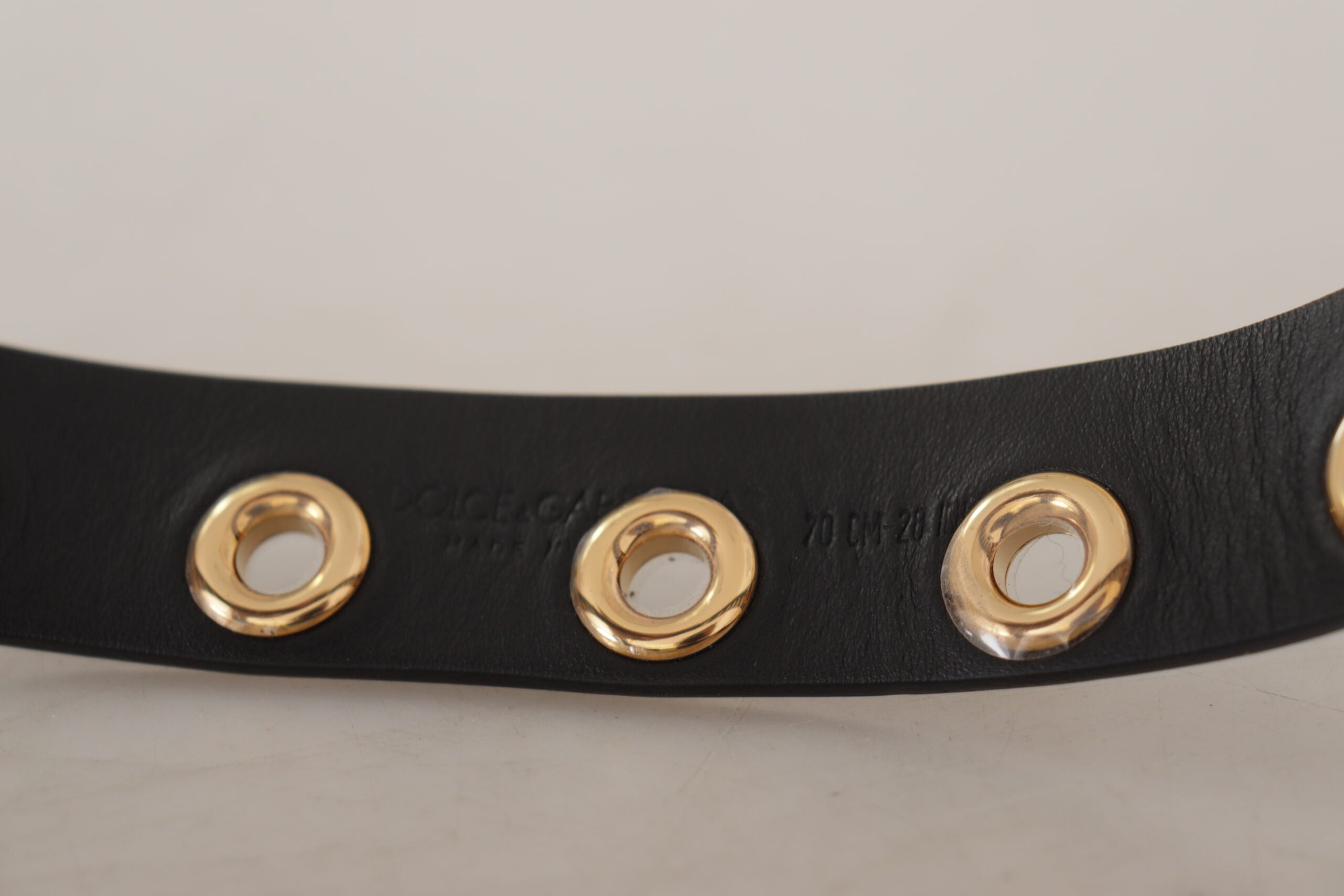Schwarzer Ledergürtel mit Ösen und Metallschnalle in Silberoptik