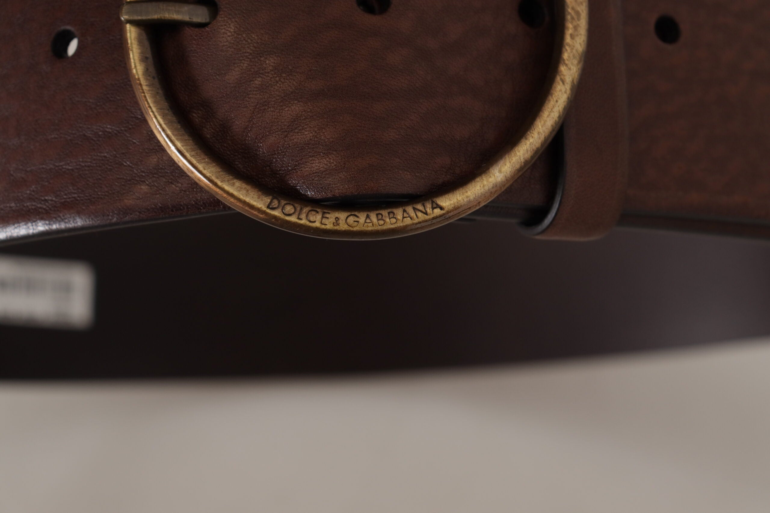 Brauner Ledergürtel mit breiter Taille, Logo und runder Metallschnalle
