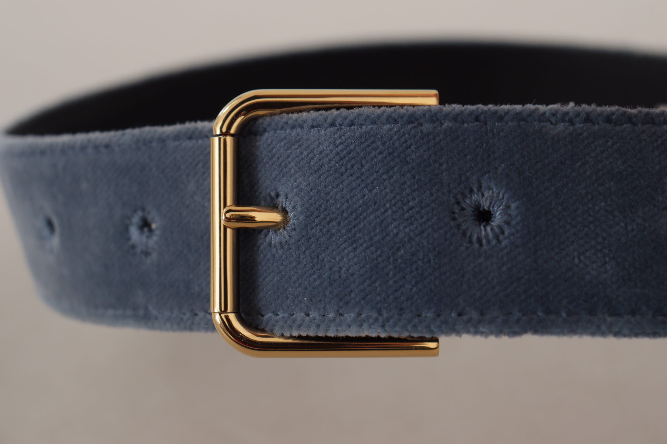 Marineblauer Samt-Gürtel mit Metallschnalle und Goldlogo