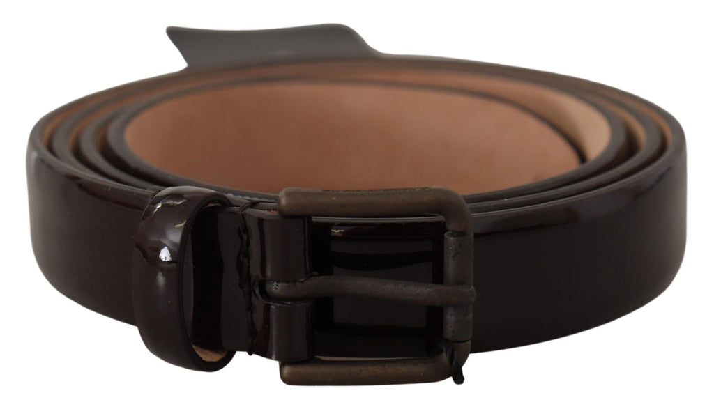 Gürtel aus schwarzem Lackleder mit Metallschnalle und Logo