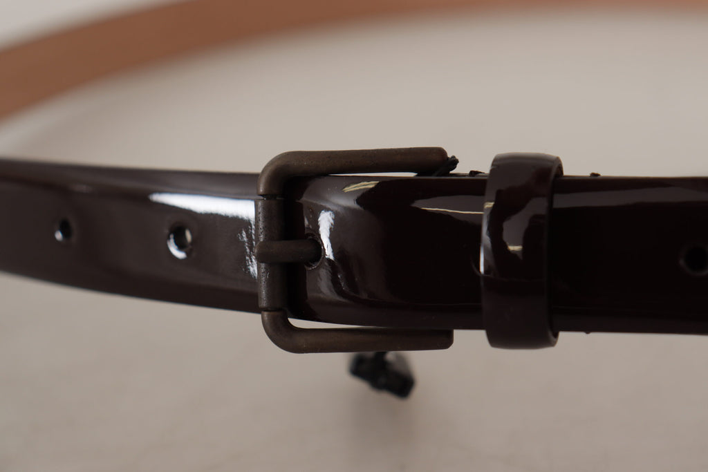 Gürtel aus schwarzem Lackleder mit Metallschnalle und Logo