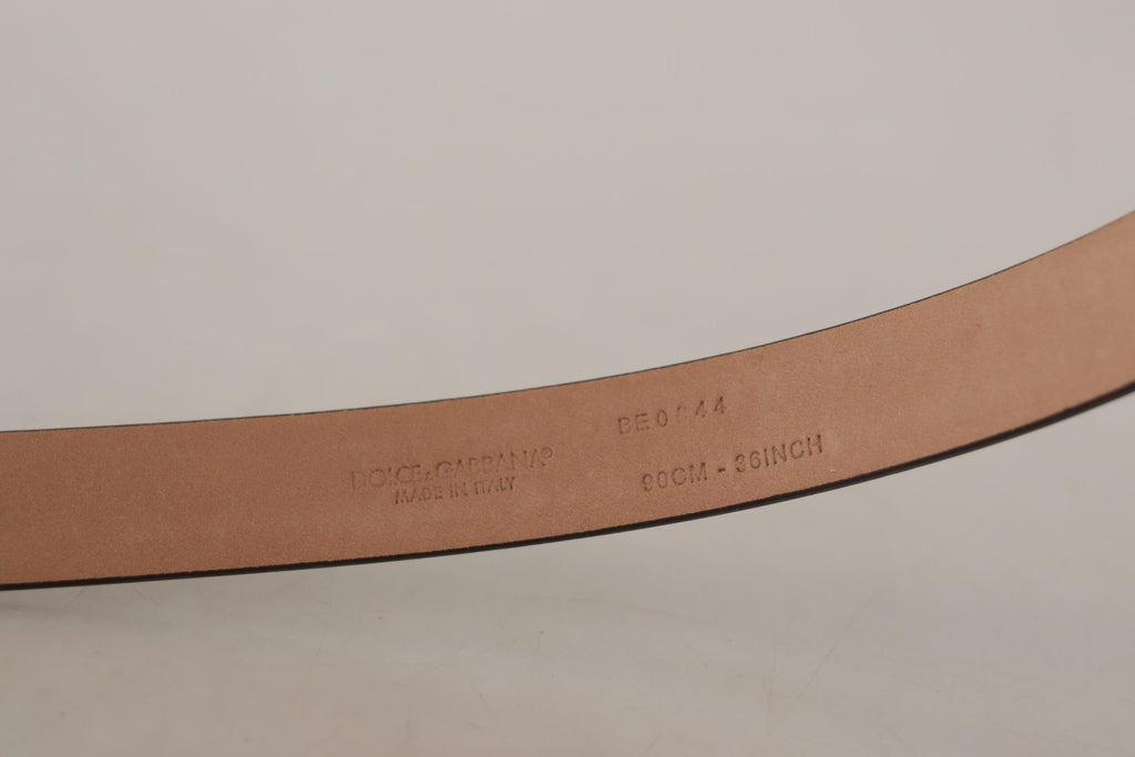Gürtel aus schwarzem Lackleder mit Metallschnalle und Logo