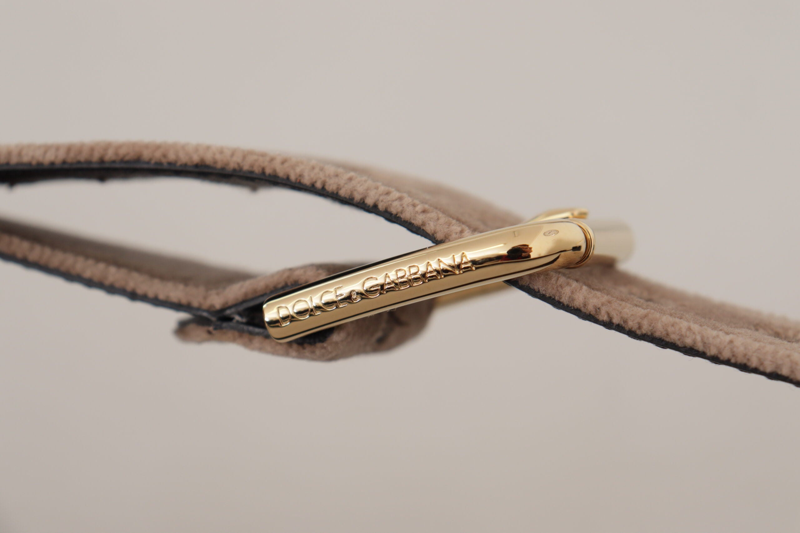 Hellbrauner Samt-Gürtel mit goldfarbener Logo-Metallschnalle