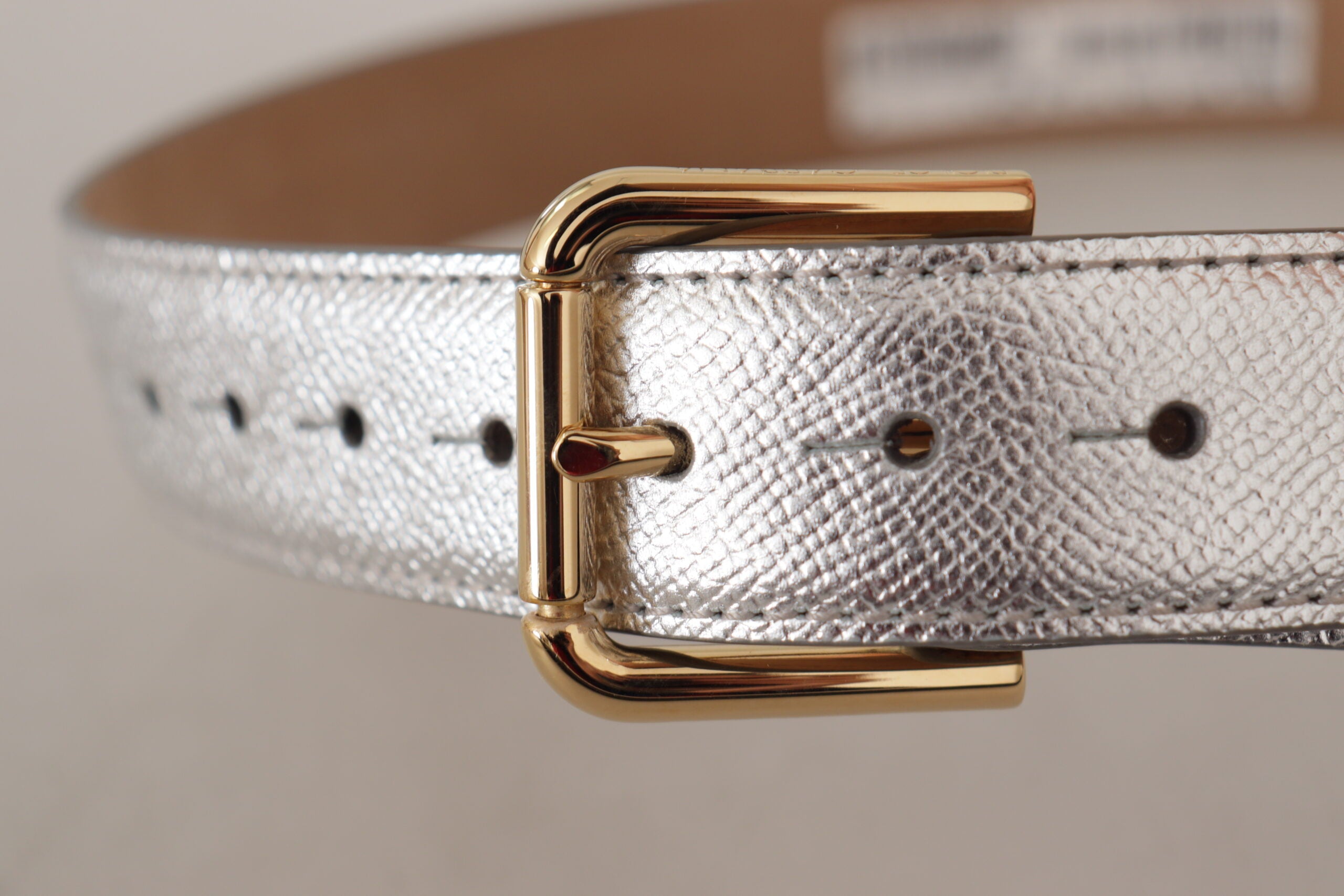 Silberner Ledergürtel mit goldfarbener Logo-Metallschnalle