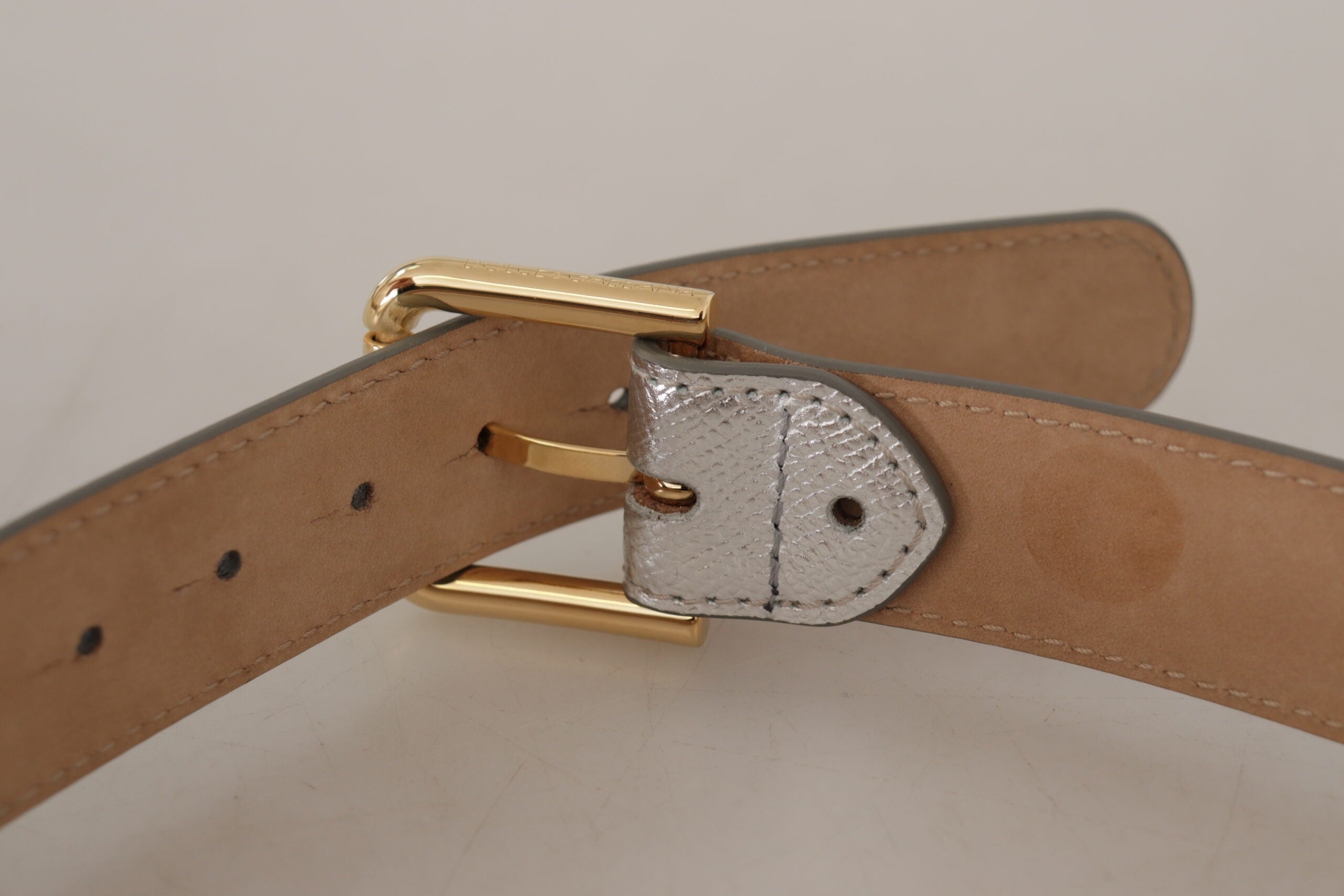 Silberner Ledergürtel mit goldfarbener Logo-Metallschnalle