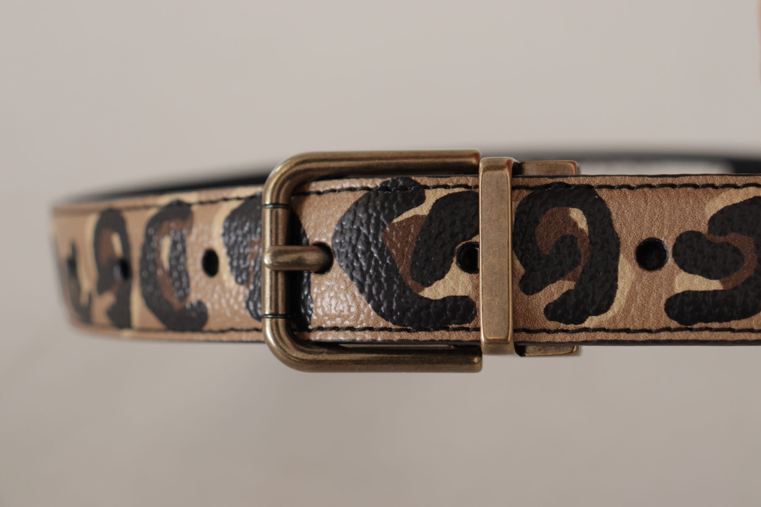 Brauner Ledergürtel mit Leopardenmuster und bronzener Metallschnalle
