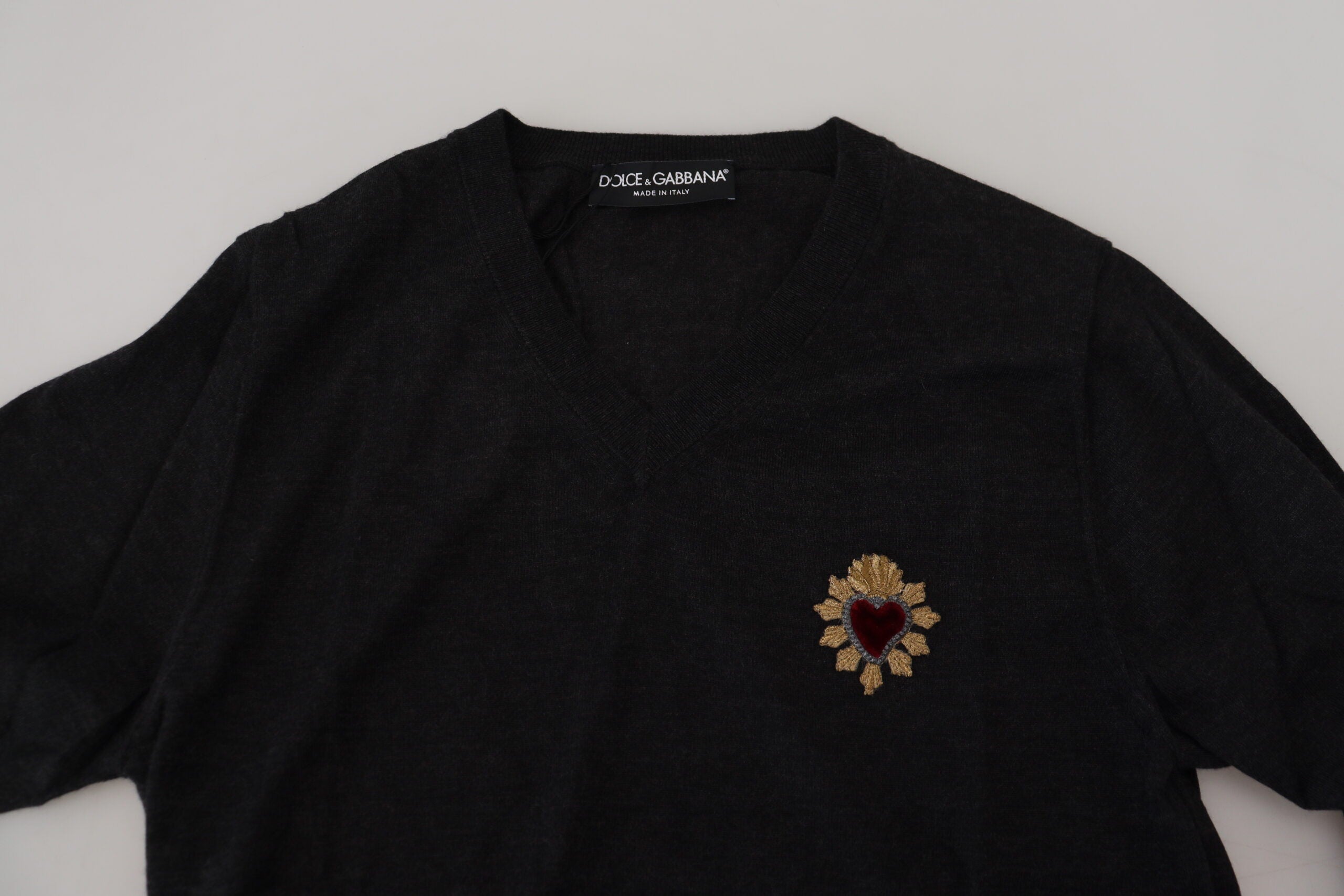 Pullover aus grauer Kaschmirmischung mit V-Ausschnitt und Herzapplikation in Gold