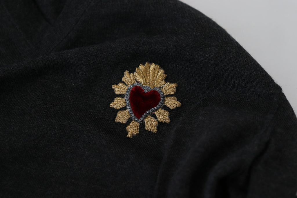 Pullover aus grauer Kaschmirmischung mit V-Ausschnitt und Herzapplikation in Gold