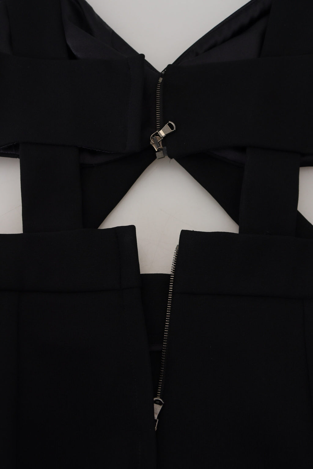 Schwarzes figurbetontes Etui-Midikleid aus Viskose