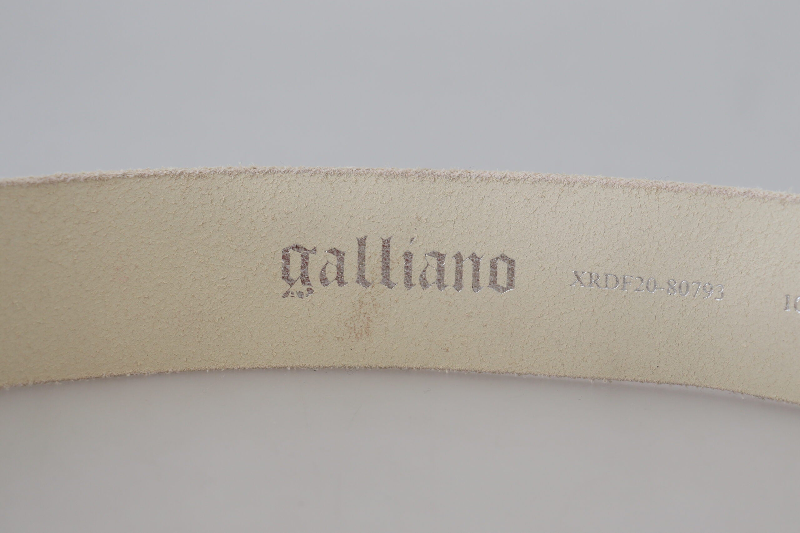 Gürtel aus rosa Leder mit Buchstabenlogo und runder Schnalle