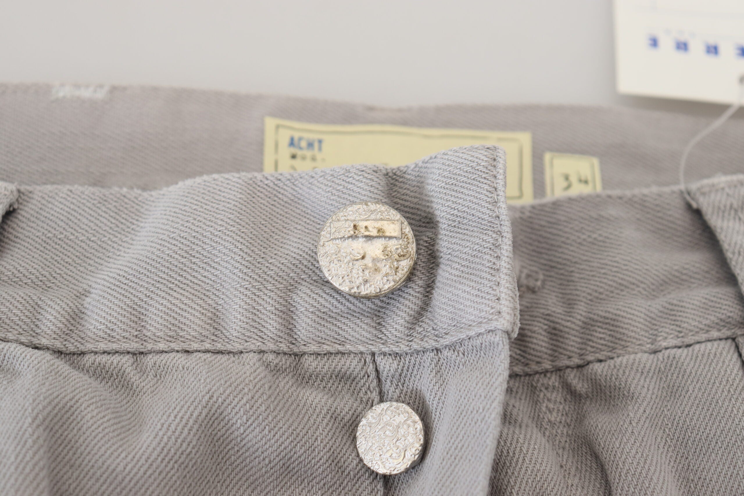 Graue Jeans aus Baumwolle, gerade Passform, umgeschlagener Saum, Freizeit-Denim