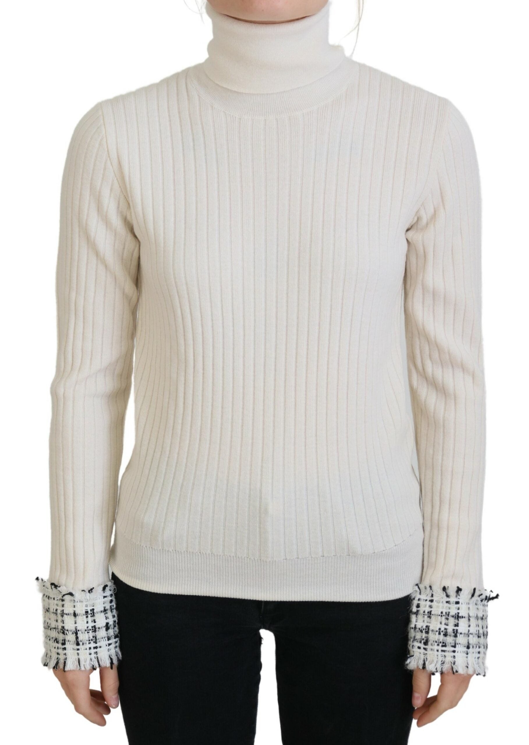 Elfenbeinfarbener Rollkragenpullover mit ausgefransten Ärmelbündchen