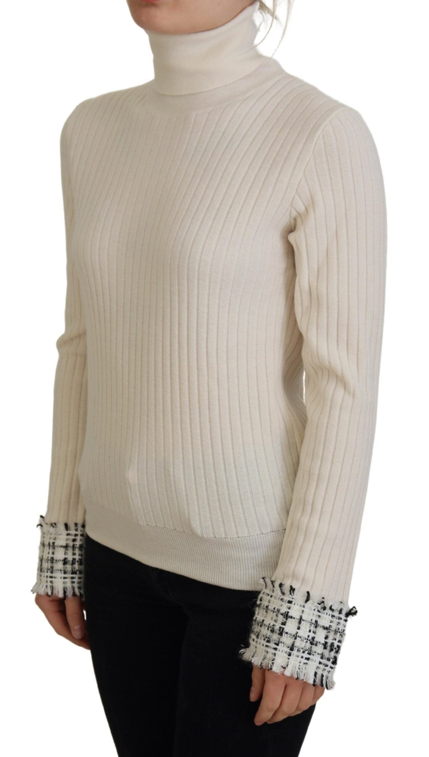 Elfenbeinfarbener Rollkragenpullover mit ausgefransten Ärmelbündchen