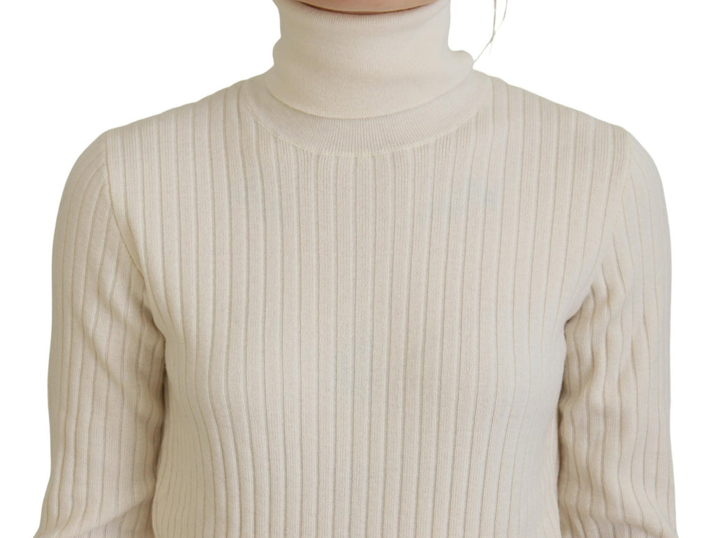 Elfenbeinfarbener Rollkragenpullover mit ausgefransten Ärmelbündchen