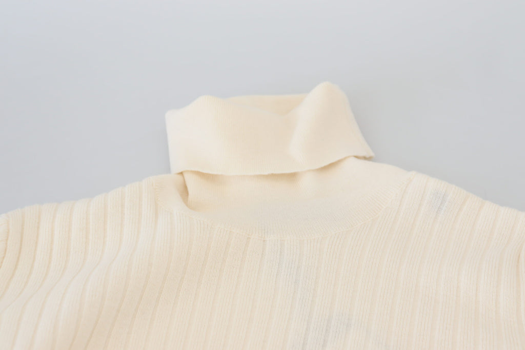Elfenbeinfarbener Rollkragenpullover mit ausgefransten Ärmelbündchen