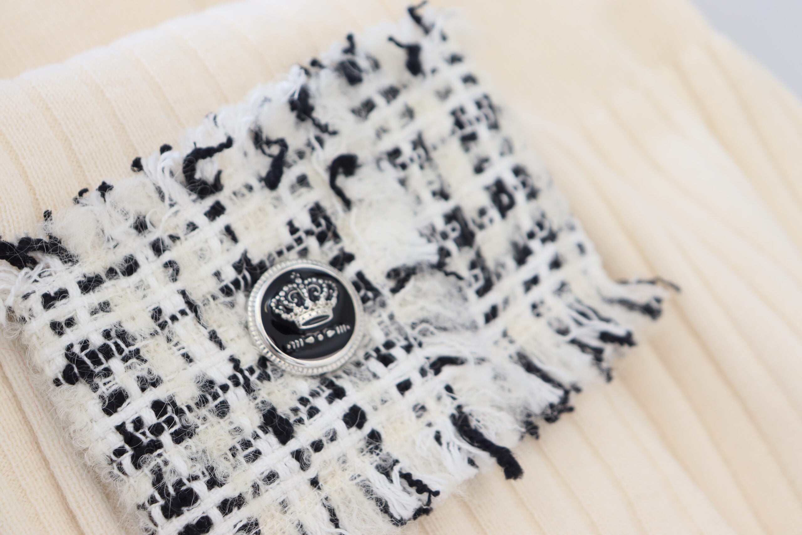 Elfenbeinfarbener Rollkragenpullover mit ausgefransten Ärmelbündchen