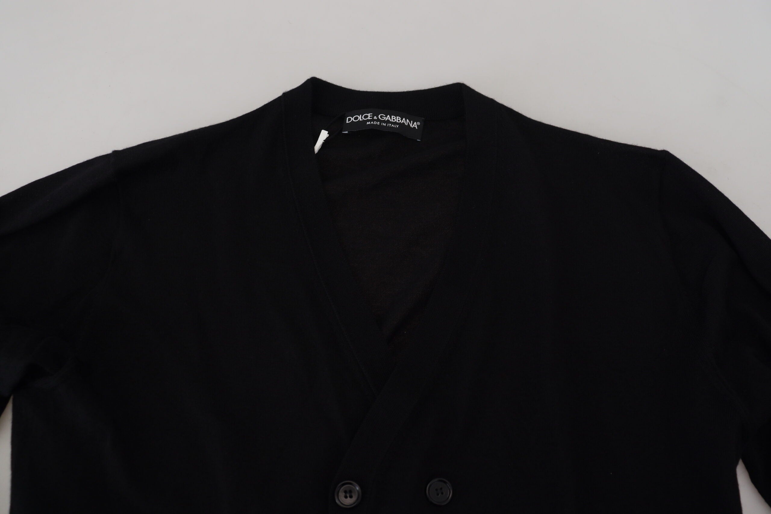 Schwarze Kaschmir-Strickjacke mit Knöpfen
