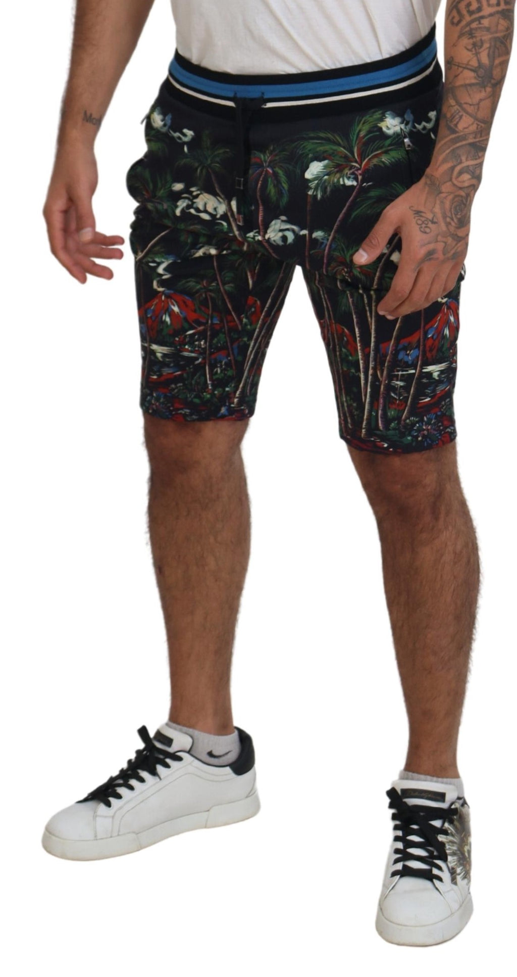 Schwarze Casual-Shorts mit Vulkandruck aus Baumwolle