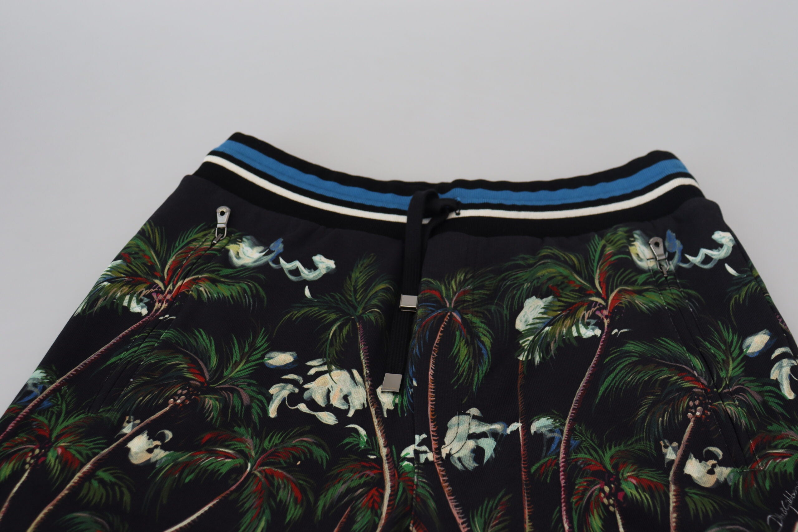 Schwarze Casual-Shorts mit Vulkandruck aus Baumwolle