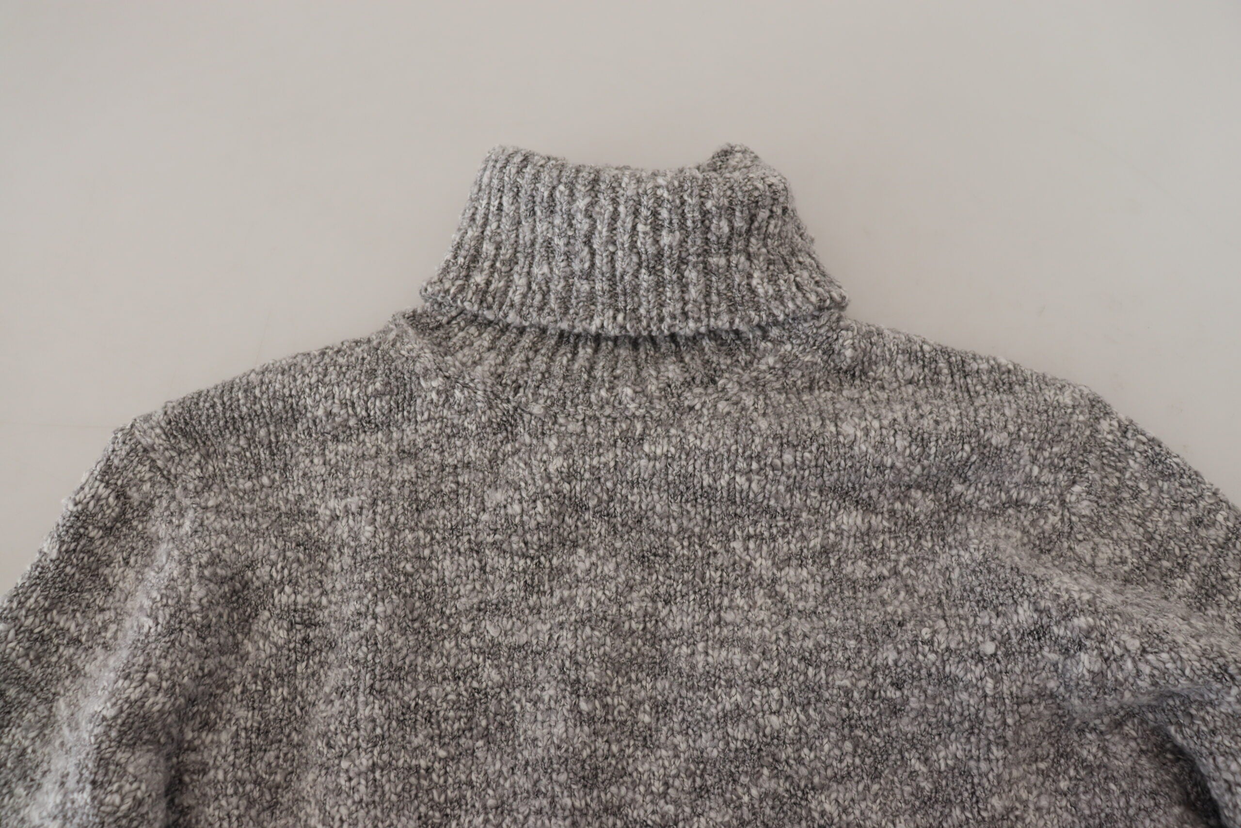 Grauer Rollkragenpullover aus Wolle