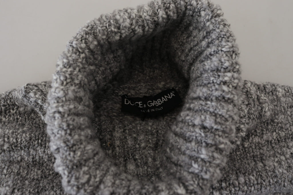 Grauer Rollkragenpullover aus Wolle