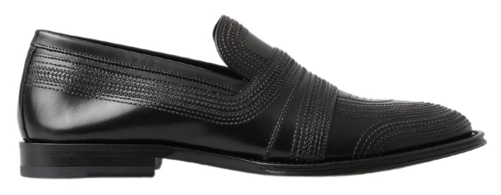 Schwarze Slipper aus Leder mit Ziernähten