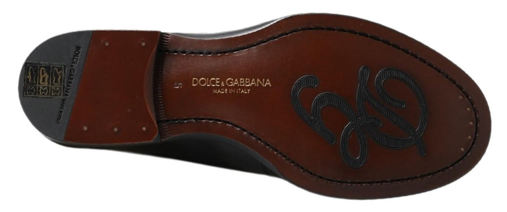 Schwarze Slipper aus Leder mit Ziernähten